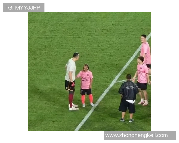 捂嘴动作引发热议足球明星如何用表情传递情感与态度