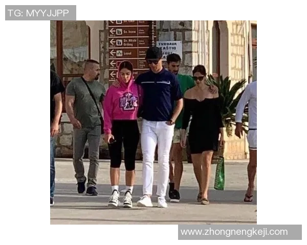 足球明星与妻子甜蜜接吻视频曝光引发粉丝热议与羡慕